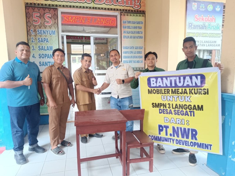 35 set meja dan kursi dari PT NWR disalurkan ke SMPN 3 Langgam