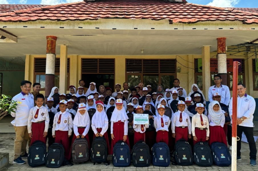 Kolaborasi Bersama BAZNAS, Komnas PA Pelalawan Bagikan Perlengkapan Sekolah ke 53 Siswa