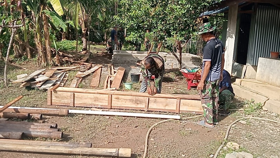 Rakit Mal Tiang Konstruksi MCK, Satgas TMMD Ke-129 Kodim 0102/Pidie Pacu Progres Pembangunan
