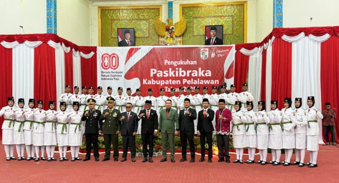 Bupati Pelalawan Kukuhkan Pasukan Pengibar Bendera HUT RI ke-80