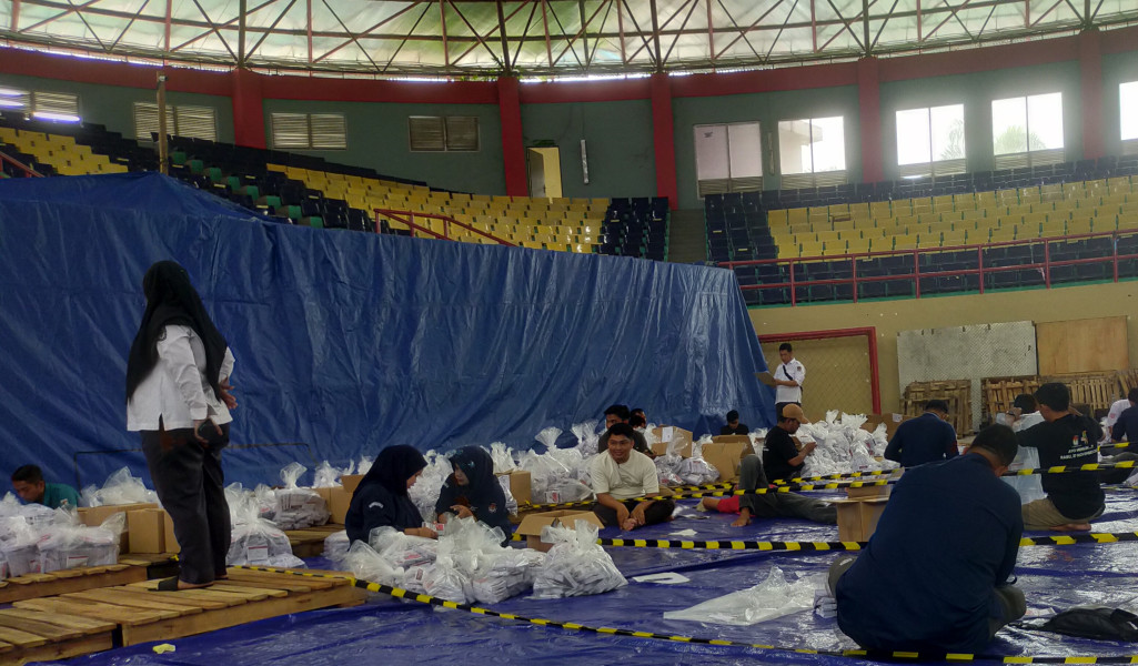 Libatkan PPK, KPU Pelalawan Hitung Ulang Surat Suara di Gudang Logistik