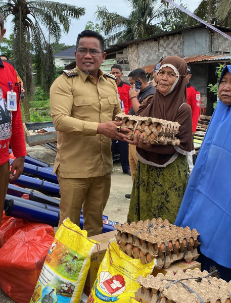 Tinjau Bencana Longsor di Delik, Bupati Zukri Serahkan Bantuan