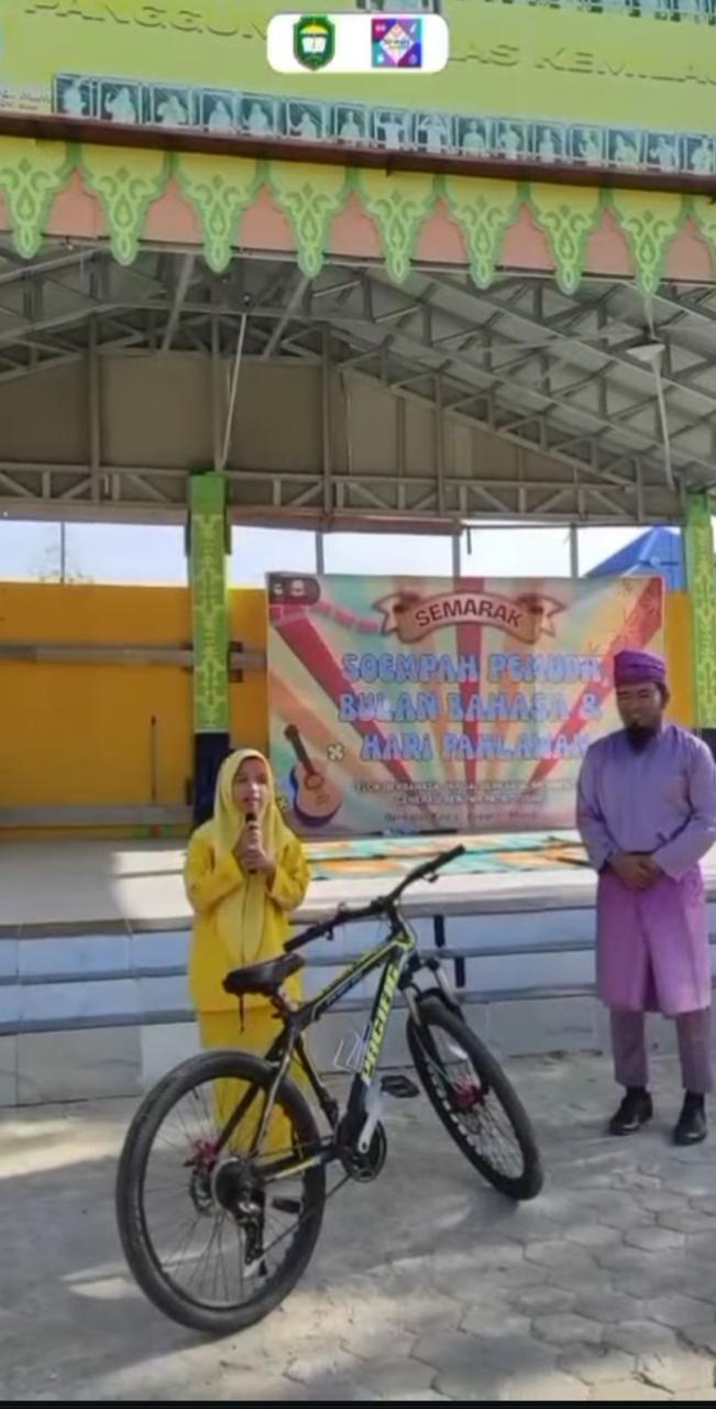 Kepala SMAN Bernas Berikan Bantuan Sepeda untuk Siswa sebagai Motivasi Belajar