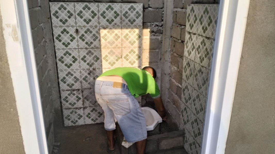 Pembangunan MCK Dusun 1 TMMD ke-129 Kodim 0313/KPR Capai Progres 87 Persen, Masuki Tahap Pemasangan Keramik