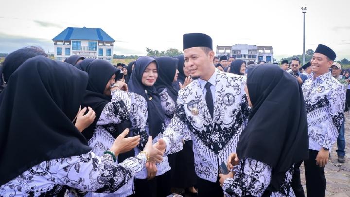 Di Peringatan hari Guru, Wako Agung Nugroho Janji Sejahterakan