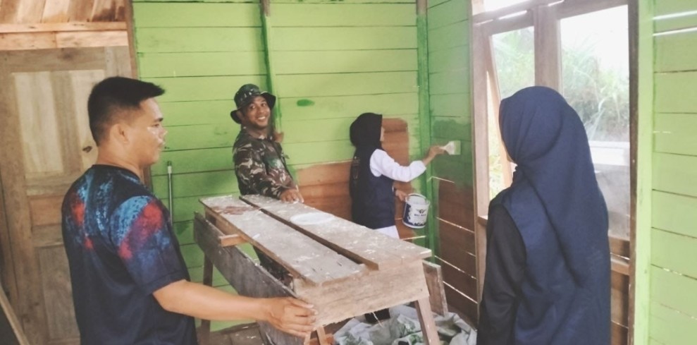 Satgas TMMD ke-129 Kodim 0313/KPR Bersama Mahasiswa UNRI Poles Rumah Ded